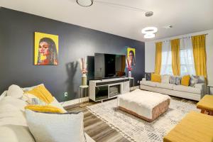 - un salon avec un canapé blanc et une télévision dans l'établissement Houston Vacation Rental with Private Yard!, à Houston