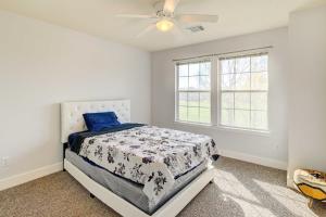- une chambre avec un lit et un ventilateur de plafond dans l'établissement Houston Vacation Rental with Private Yard!, à Houston