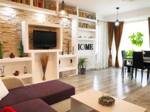 - un salon avec un canapé et une télévision dans l'établissement Home by Vibe, à Cluj-Napoca