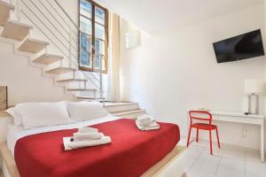 - une chambre avec un lit rouge et une couverture rouge dans l'établissement Red Loft near Duomo-Hosted by Sweetstay, à Florence