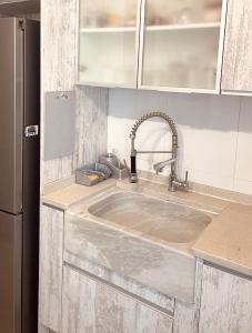 encimera de cocina con fregadero y fregadero en El Nido: Una casita de ensueño, en Deltebre