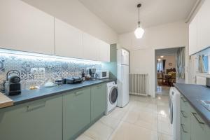 Kuchnia lub aneks kuchenny w obiekcie Athenian Niche in Plaka Villa by Athenian Homes