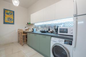 Kuchnia lub aneks kuchenny w obiekcie Athenian Niche in Plaka Villa by Athenian Homes