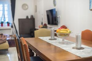 Telewizja i/lub zestaw kina domowego w obiekcie Athenian Niche in Plaka Villa by Athenian Homes