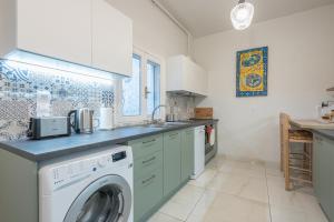 Kuchnia lub aneks kuchenny w obiekcie Athenian Niche in Plaka Villa by Athenian Homes
