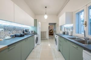 Kuchnia lub aneks kuchenny w obiekcie Athenian Niche in Plaka Villa by Athenian Homes