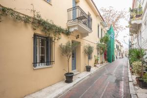 pusta ulica w alejce pomiędzy dwoma budynkami w obiekcie Athenian Niche in Plaka Villa by Athenian Homes w Atenach