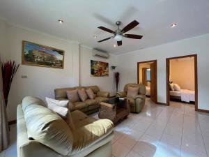 Posezení v ubytování Resort 2-3BR Huge Pool, BBQ, 300m-Beach, 8 mins to Walking Street