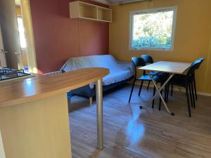 een kamer met een bed en een tafel en stoelen bij Ernella in Aléria