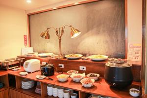 un buffet con ciotole di cibo su un tavolo di Lovestar Lakeside Hotel - Starlight Building a Città Vecchia di Hengchun