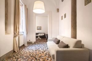 - un salon avec un canapé et une fenêtre dans l'établissement Casa Coronari Holidays, à Rome