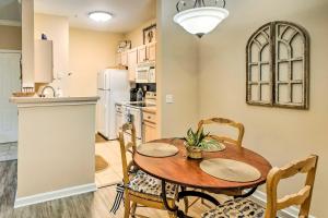 Kuchyň nebo kuchyňský kout v ubytování Bright St Simons Island Condo with Shared Pool!