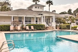 Bazén v ubytování Bright St Simons Island Condo with Shared Pool! nebo v jeho okolí