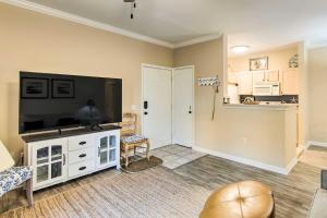 Kuchyň nebo kuchyňský kout v ubytování Bright St Simons Island Condo with Shared Pool!
