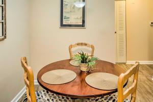 Fotografie z fotogalerie ubytování Bright St Simons Island Condo with Shared Pool! v destinaci Riverview