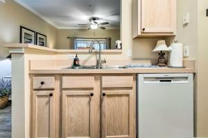 Kuchyň nebo kuchyňský kout v ubytování Bright St Simons Island Condo with Shared Pool!