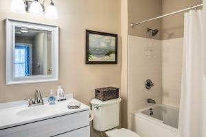 Koupelna v ubytování Bright St Simons Island Condo with Shared Pool!
