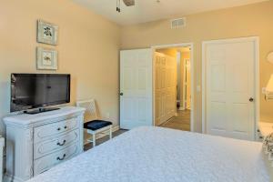 TV a/nebo společenská místnost v ubytování Bright St Simons Island Condo with Shared Pool!