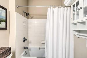 Koupelna v ubytování Bright St Simons Island Condo with Shared Pool!