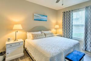 Postel nebo postele na pokoji v ubytování Bright St Simons Island Condo with Shared Pool! + 16 fotografií