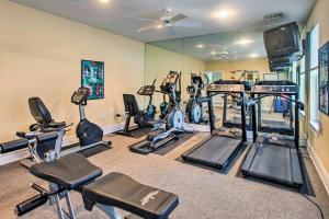 Fitness centrum a/nebo fitness zařízení v ubytování Bright St Simons Island Condo with Shared Pool!