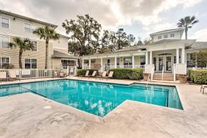 Bazén v ubytování Bright St Simons Island Condo with Shared Pool! nebo v jeho okolí