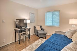 1 dormitorio con 1 cama y escritorio con TV en Pet-Friendly Sacramento Home Near Downtown!, en Sacramento