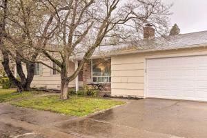 une maison avec une porte de garage blanche et un arbre dans l'établissement Pet-Friendly Sacramento Home Near Downtown!, à Sacramento
