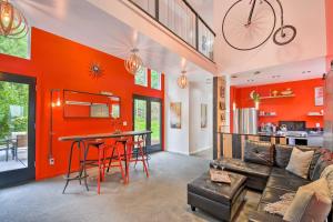 ein orangefarbenes Wohnzimmer mit einem Sofa und einem Tisch in der Unterkunft Private Indianola House with Patio and Fire Pit in Indianola