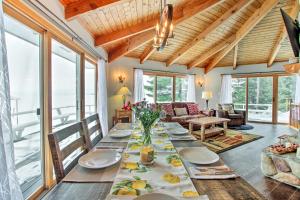 een eetkamer met een lange tafel in een kamer met ramen bij Spacious Waterfront Home with Dock on Gull Lake in Nisswa