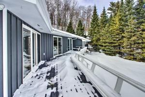 een balkon van een huis met sneeuw erop bij Spacious Waterfront Home with Dock on Gull Lake in Nisswa