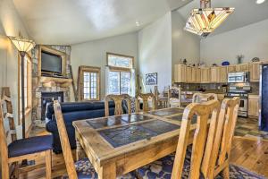 uma sala de jantar com uma mesa e cadeiras e uma lareira em Mountainside Winter Park Ski Home with Hot Tub em Winter Park
