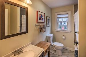 ブリッジポートにあるBridgeport Vacation Rental - Walk to Beach!のトイレ、洗面台、鏡を備えたバスルーム +22枚の写真