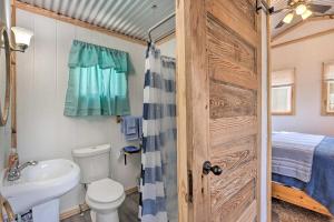 Vonios kambarys apgyvendinimo įstaigoje Cozy Studio Cabin in Tallassee with Water View!