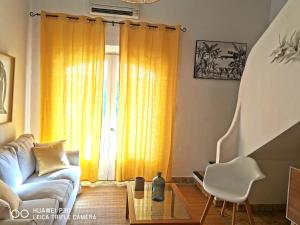 salon z kanapą i oknem w obiekcie Appartement 5 en duplex, avec deux chambres - LES SUITES DE ROBINSON - Résidence avec piscine en bord de Siagne, à Mandelieu-La-Napoule w mieście Mandelieu-la-Napoule