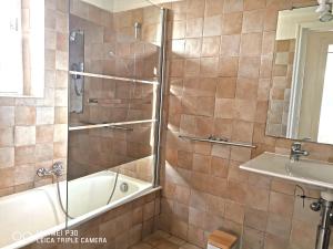 łazienka z prysznicem, wanną i umywalką w obiekcie Appartement 5 en duplex, avec deux chambres - LES SUITES DE ROBINSON - Résidence avec piscine en bord de Siagne, à Mandelieu-La-Napoule w mieście Mandelieu-la-Napoule