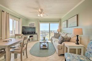 uma sala de estar com um sofá e uma mesa em End-Unit Ocean City Condo with Panoramic Views! em Ocean City