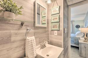 Koupelna v ubytování End-Unit Ocean City Condo with Panoramic Views! + 20 fotografií