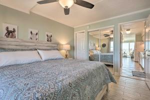 1 dormitorio con 1 cama y ventilador de techo en End-Unit Ocean City Condo with Panoramic Views! en Ocean City