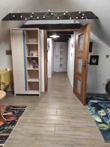 um quarto com um corredor com uma porta e uma prateleira em Ranczo Tomaszówka, Lokalik nad Gąską 
