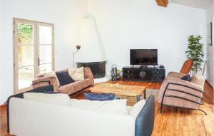 sala de estar con sofá y mesa en Stunning Home In Siran With Kitchen, en Siran