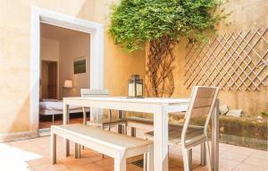 uma mesa branca e duas cadeiras e uma mesa e uma árvore em Stunning Home In Siran With Kitchen em Siran