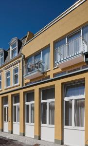 Edificio amarillo con puertas blancas y balcón en Exquisit 7, en Norderney 5 fotos más