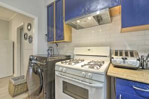 uma cozinha com um fogão branco e armários azuis em Springfield Vacation Rental 1 Mi to Downtown em Springfield