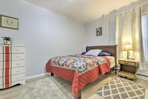 um quarto com uma cama, uma cómoda e uma janela em Springfield Vacation Rental 1 Mi to Downtown em Springfield