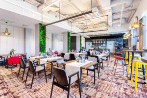 罗兹罗兹Qubus酒店的一间有桌椅的餐厅