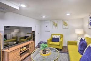uma sala de estar com um sofá amarelo e cadeiras em Omaha Vacation Rental about 4 Mi to Downtown em Omaha