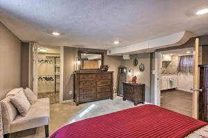 Omaha Vacation Rental about 4 Mi to Downtown 휴식 공간
