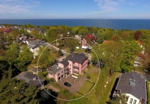 eine Luftansicht eines großen Hauses in einer Nachbarschaft in der Unterkunft Villa San Remo in Heringsdorf