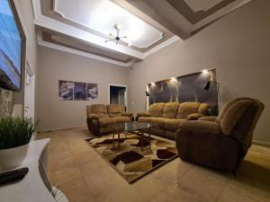 uma sala de estar com dois sofás e uma mesa em Especially villa with private entrance, garden and parking no Cairo